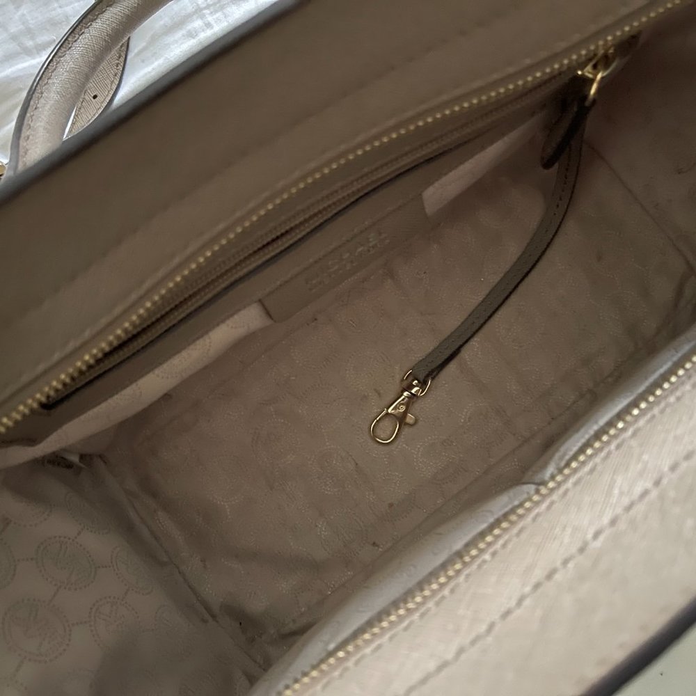 Micheal Kors crossbody bag - Picture 3 of 3